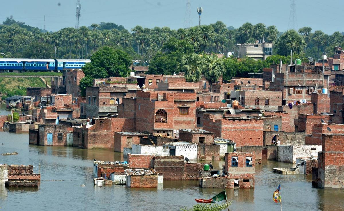 Varanasi ganga stopped at eight centimeter below warning level