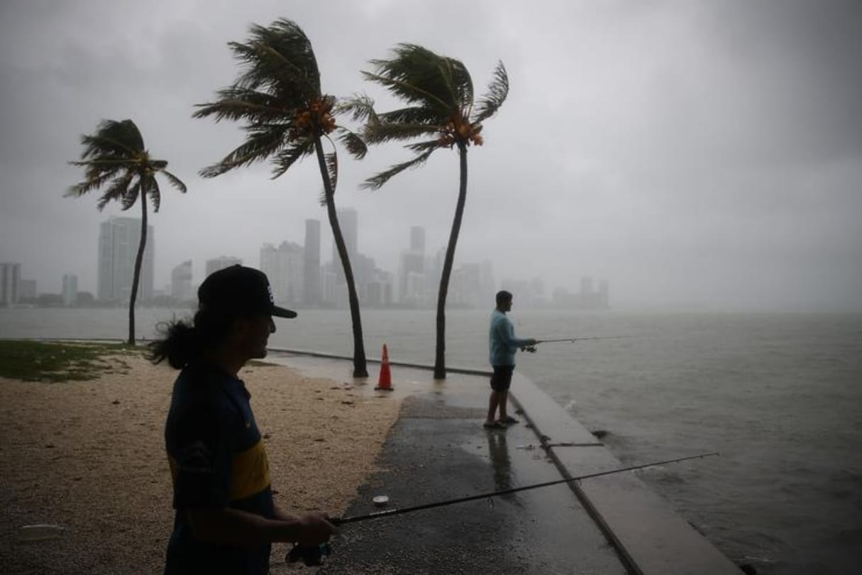 monstrous storm in florence karolina coast,people left homes
