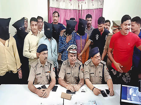 Train robbery disclosed, six arrested in cash with cash