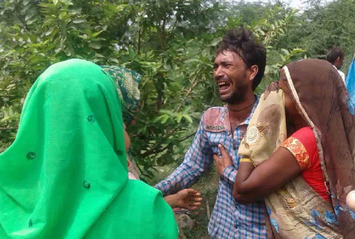 रोते बिलखते परिजन