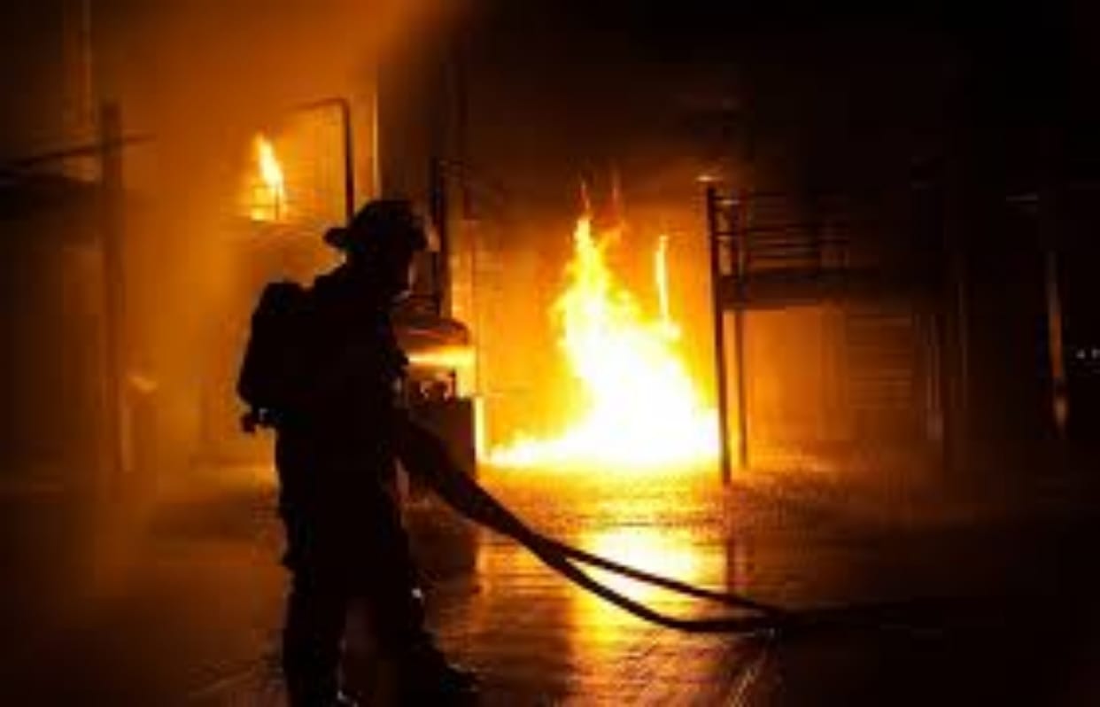 mumbai industrial set up caught fire, fire brigadier injured while rescue operation