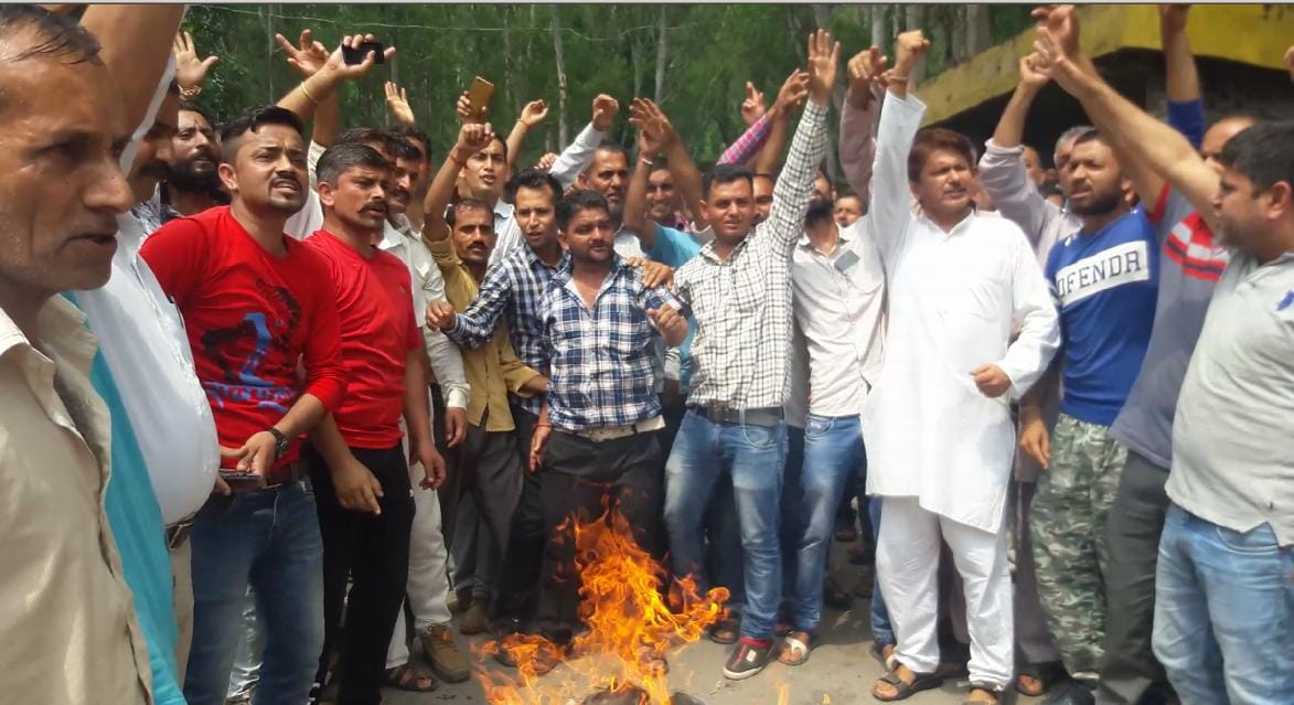 ठियोग के विधायक का फूंका पुतला, नारेबाजी की