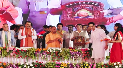 BJP's public meeting in the area of RLD, and CM Yogi gave many gifts to the people