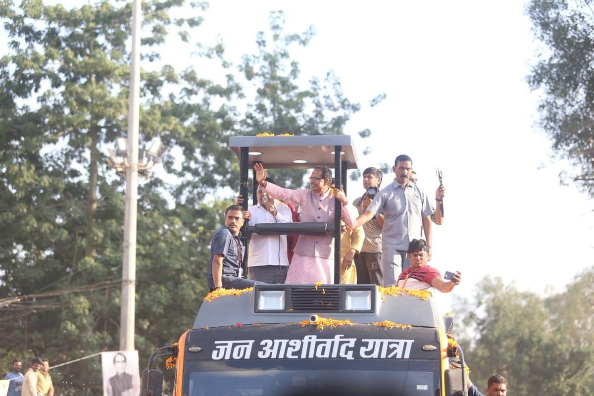 Congress attacks on CM Shivraj over black scarf issue at jan ashirwad programme