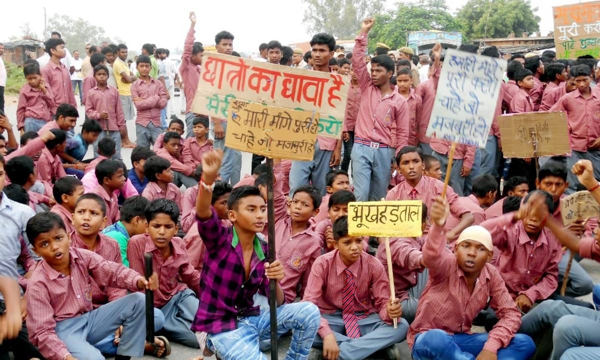 Police lathicharge on students before CM yogi adityanath visit in sonbhadra