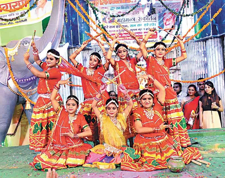 हिलमा चांदी को बटना दिलमा छै तेरी रटणा
