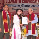 अनम सिद्दकी को सम्मानित करते राज्यपाल
