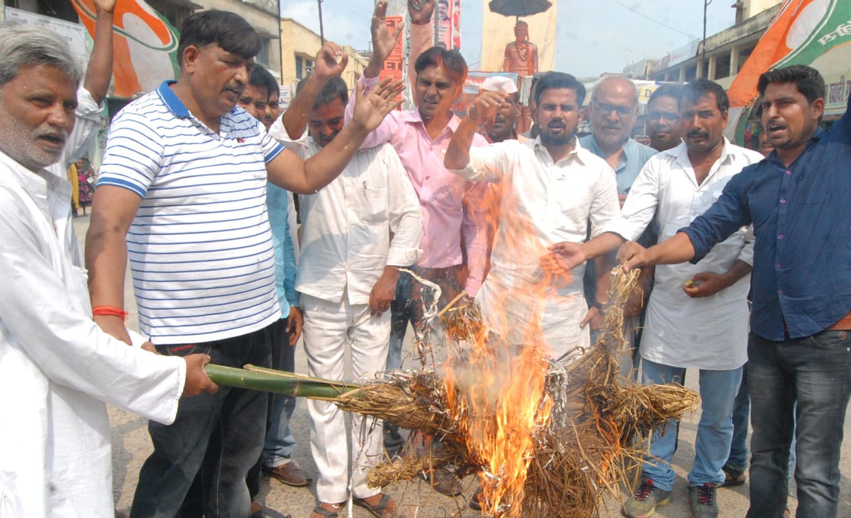 यूथ कांग्रेस ने फूंका वित मंत्री का पुतला