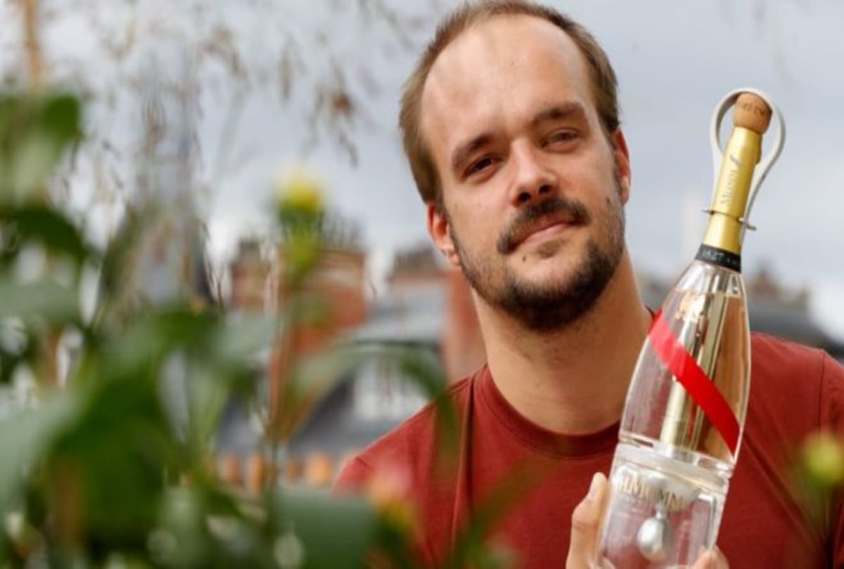 Champagne for space tourist High tech bottle gets test flight