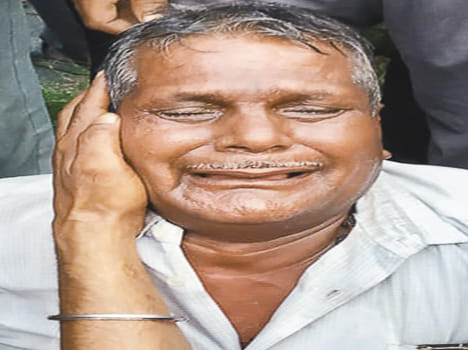 रोते बिलखते परिजन।
