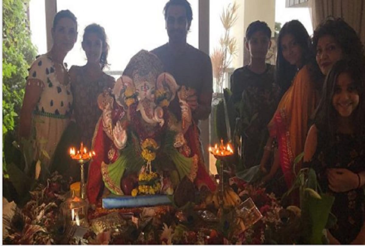 6 bollywood had shared picture with ganesh idols on ganesh chaturthi last year