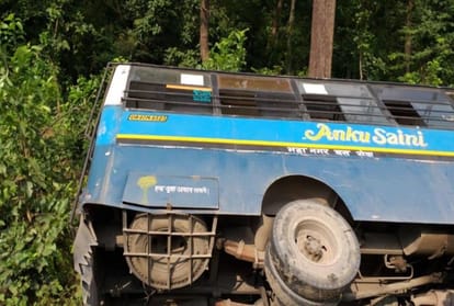 Bus Overturned during overtake on highway in rishikesh