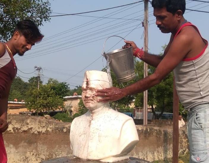 unsocial elements put dung on statue of lal bahadur shashtri at chandauli