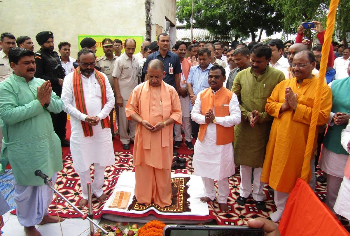 CM yogi adityanath angry on stage moderator in sonbhadra