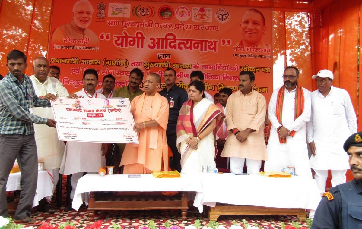 CM yogi adityanath angry on stage moderator in sonbhadra