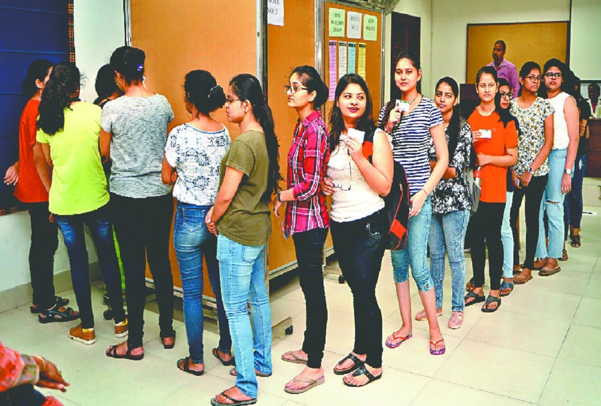 DUSU Election 2018- Future of candidates closed in EVM, voting between 40-45 percent, counting today