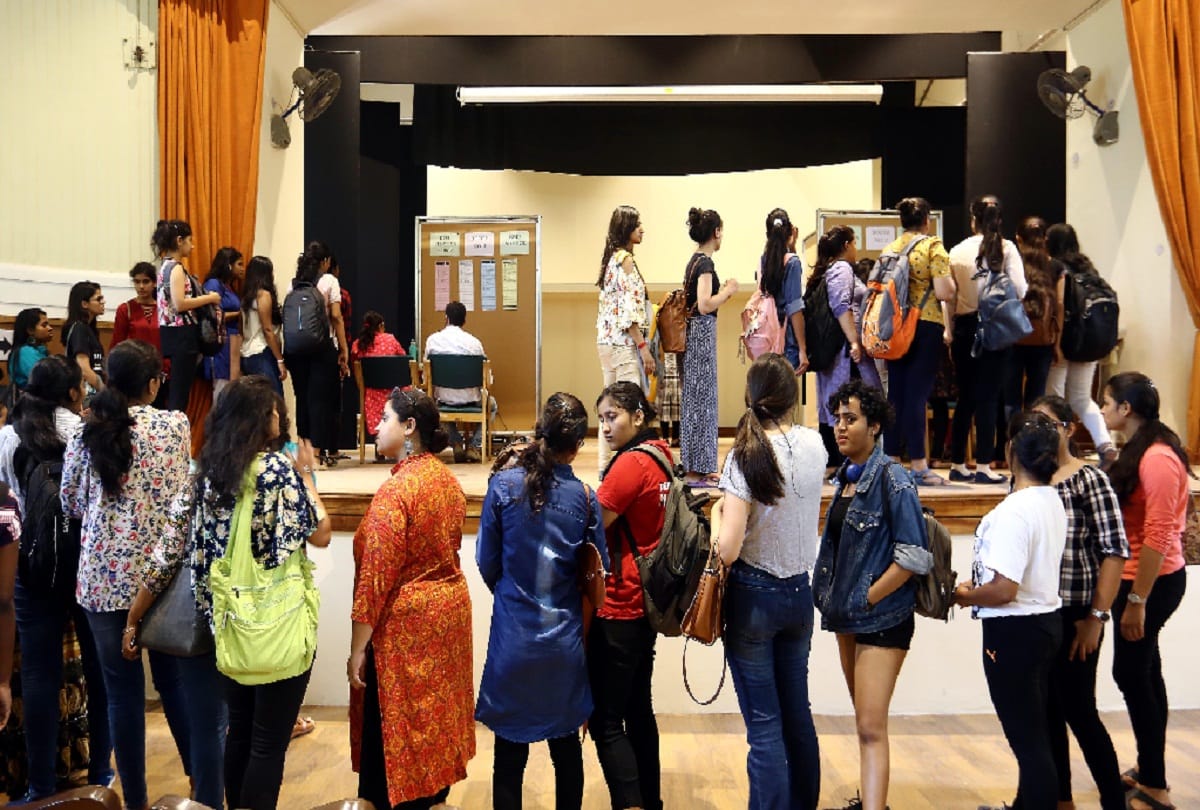 DUSU Election 2018- Future of candidates closed in EVM, voting between 40-45 percent, counting today