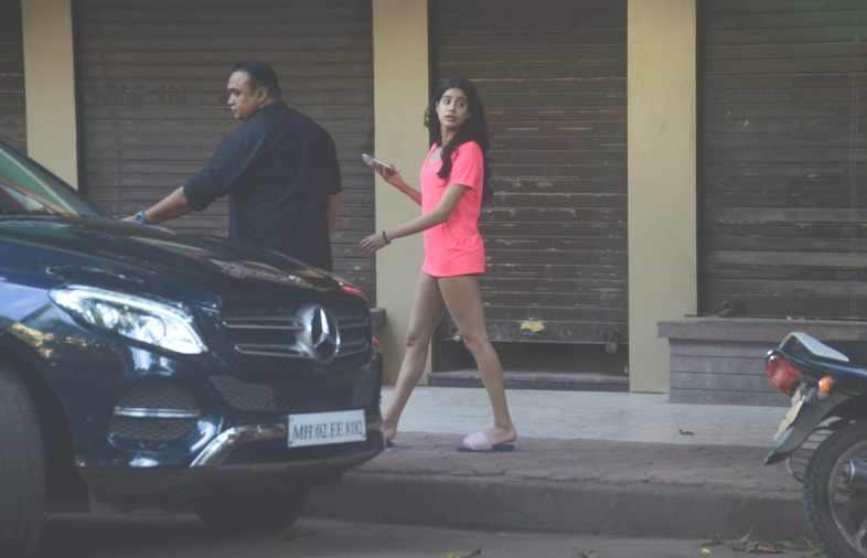 janhvi kapoor troll once again on her pink dress