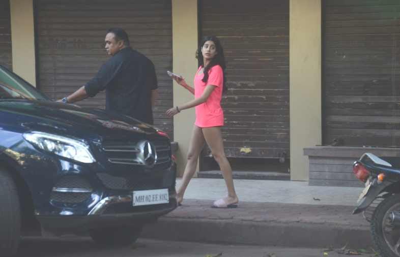 janhvi kapoor troll once again on her pink dress
