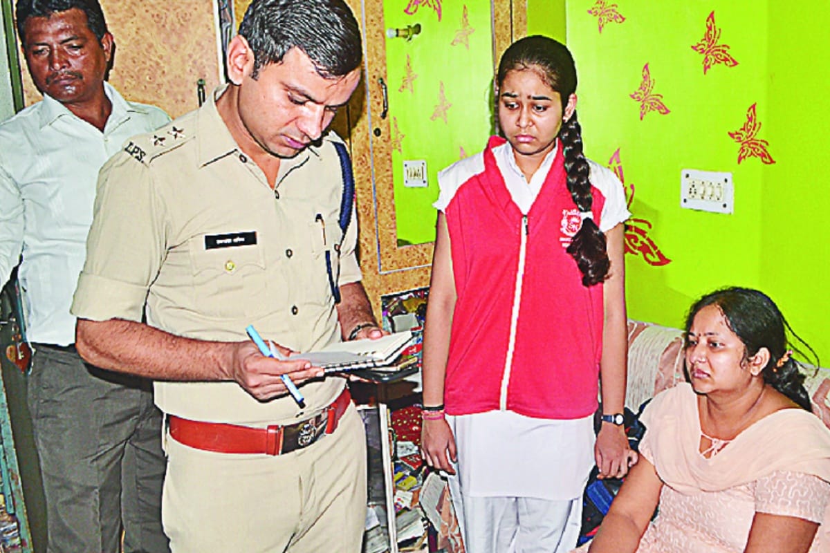 robbers looted a house for twenty minutes in meerut