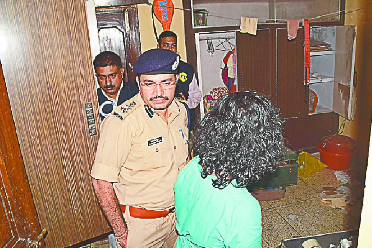 robbers looted a house for twenty minutes in meerut