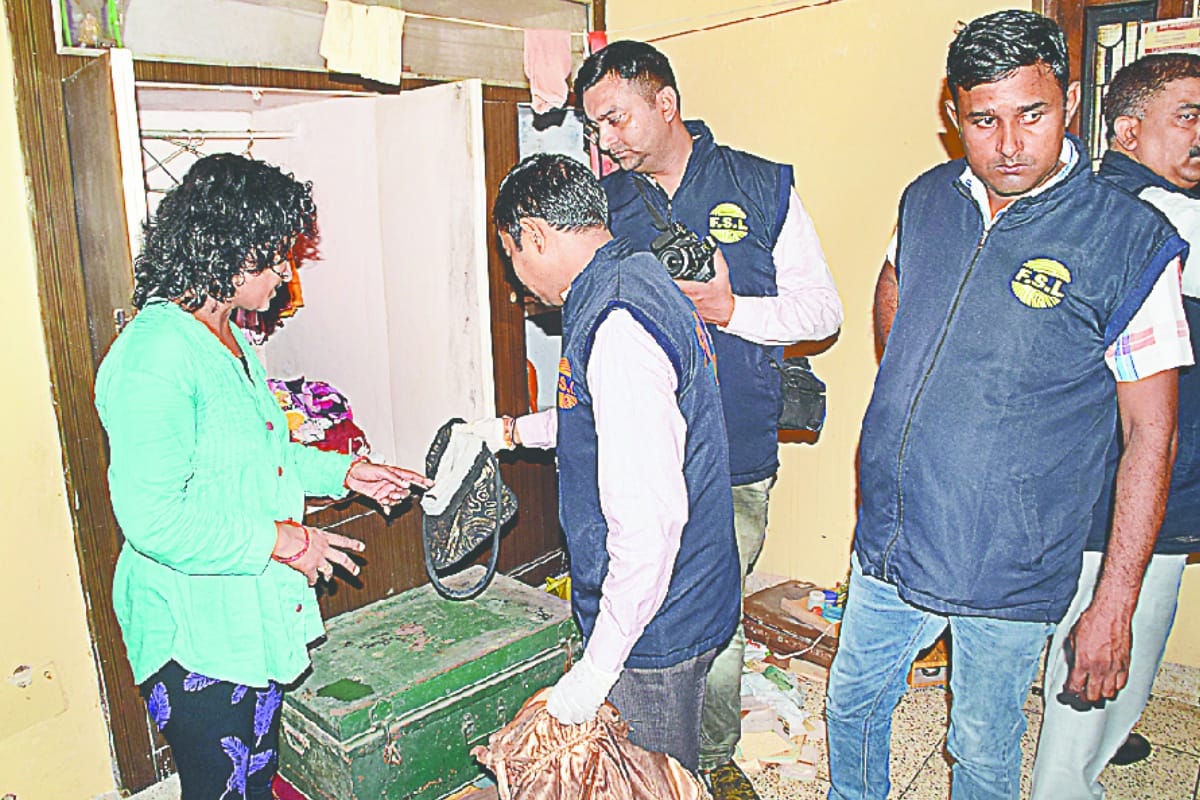 robbers looted a house for twenty minutes in meerut