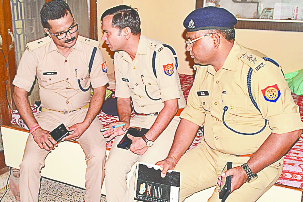 robbers looted a house for twenty minutes in meerut