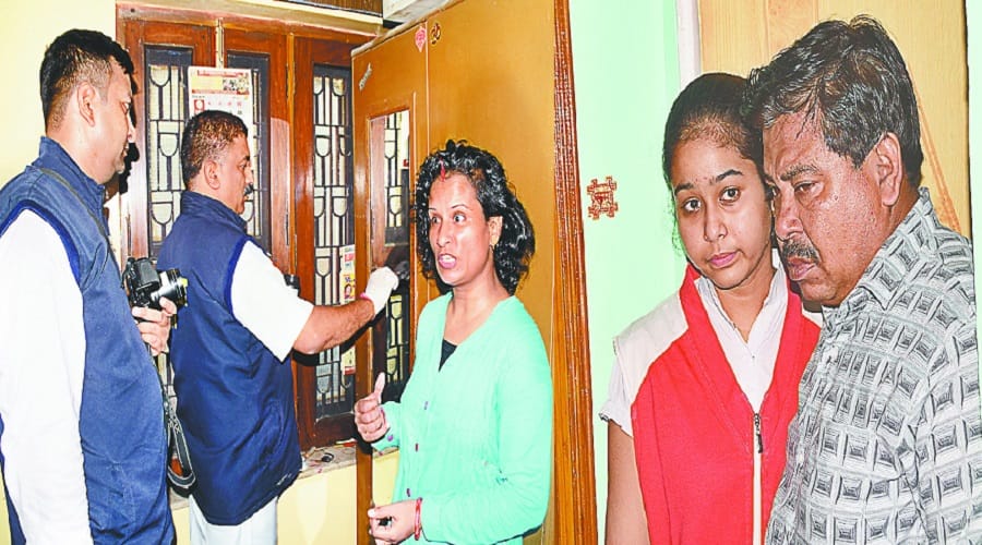 Two houses robbed in Meerut, and family members scared