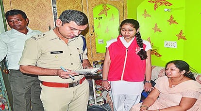 Two houses robbed in Meerut, and family members scared