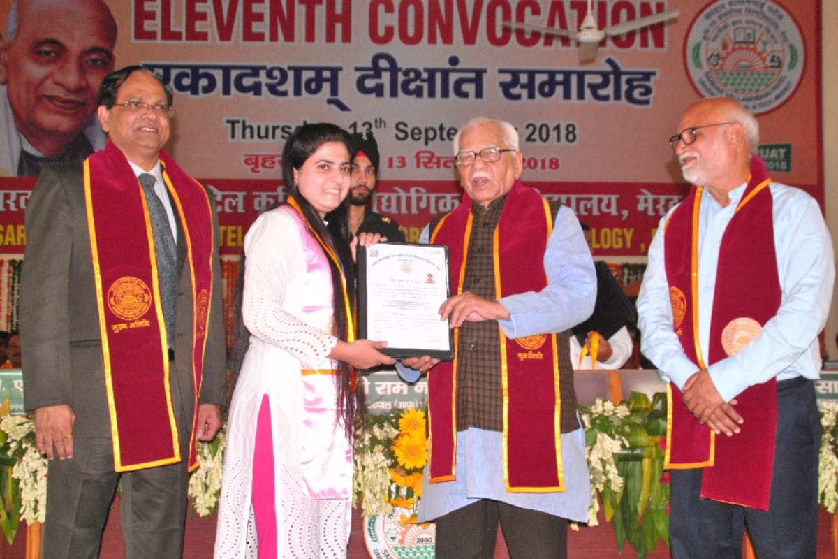 Muslim girl got First time Kuladipati gold medal Anam Siddiqui became Over Topper in BTech