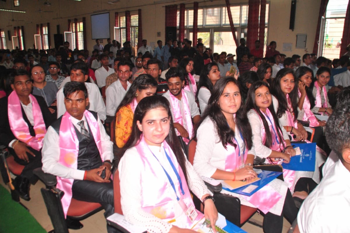 Muslim girl got First time Kuladipati gold medal Anam Siddiqui became Over Topper in BTech