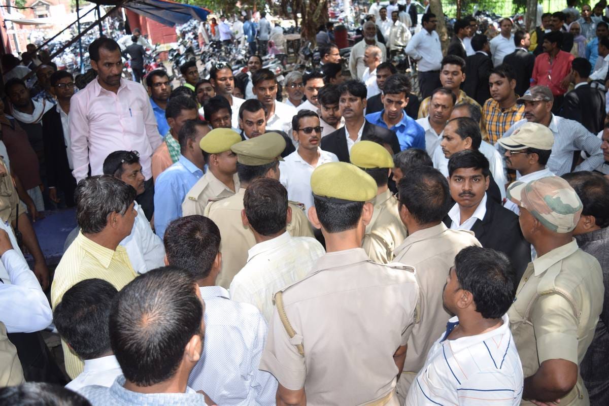 knife attack in between advocates at mirzapur court