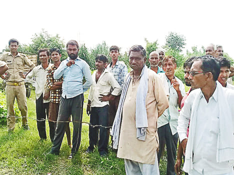 युवक का शव मिलने की सूचना पर घटनास्थल पर जमा भीड़।