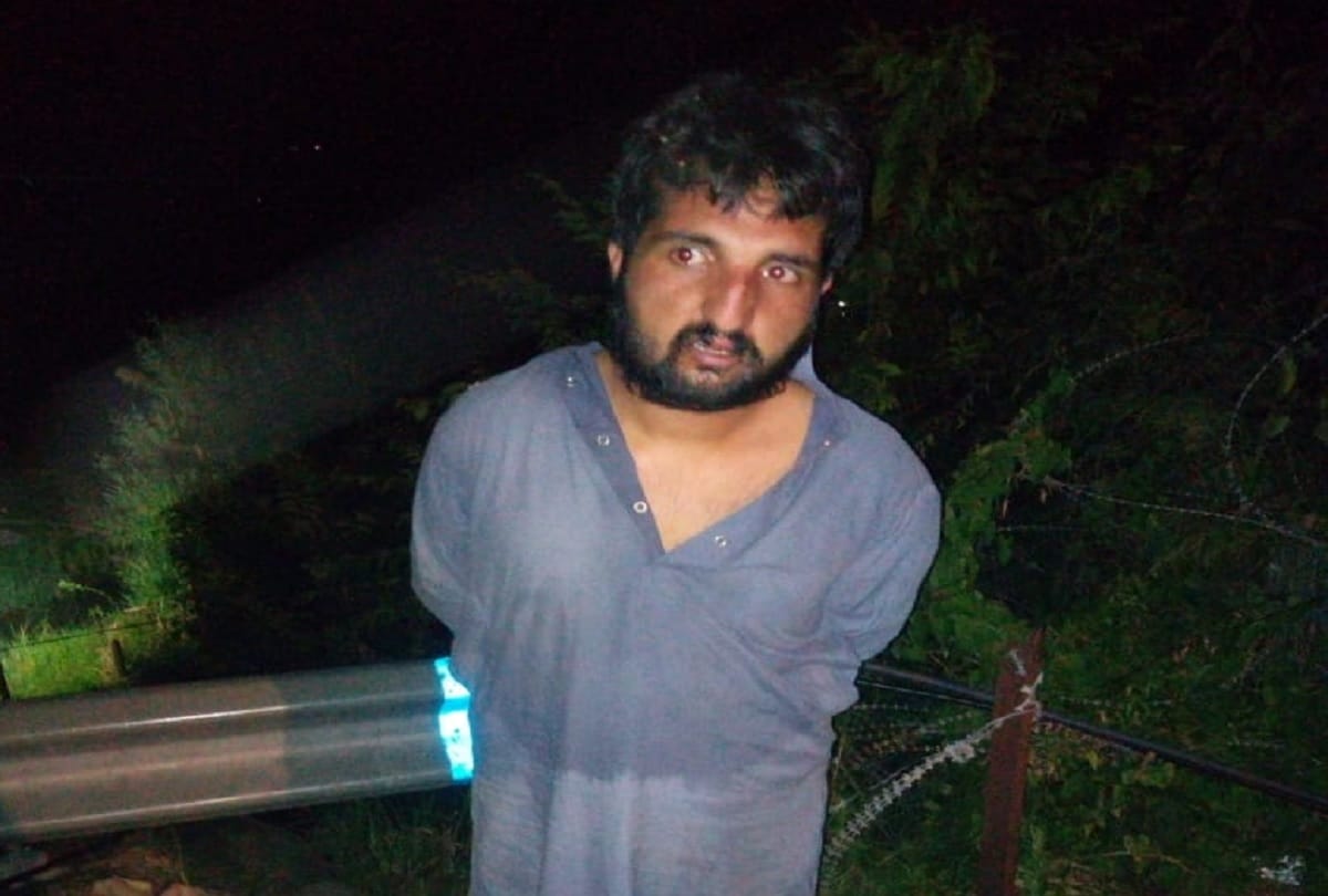 Jammu And Kashmir One Pakistani national was apprehended by Indian Army in Poonch