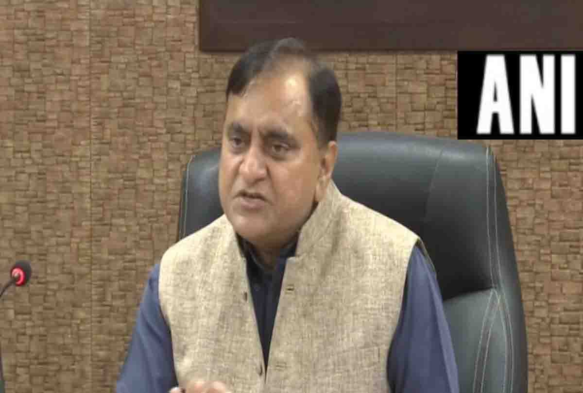 police should remain active and insure foot patrol on dhanteras says dgp