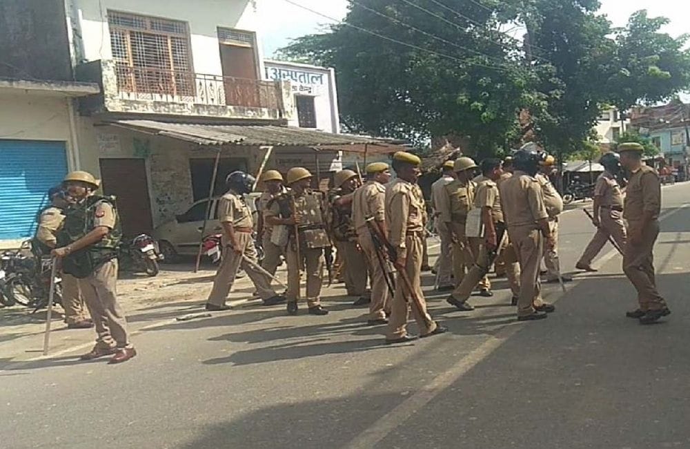bjp and sp workers clash during nomination of black pramukh election in firozabad