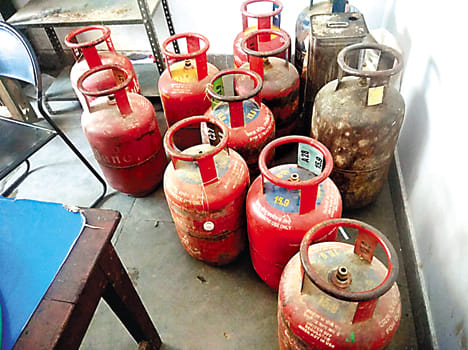 आरोपियों के पास से बरामद गैस सिंलिंडर।