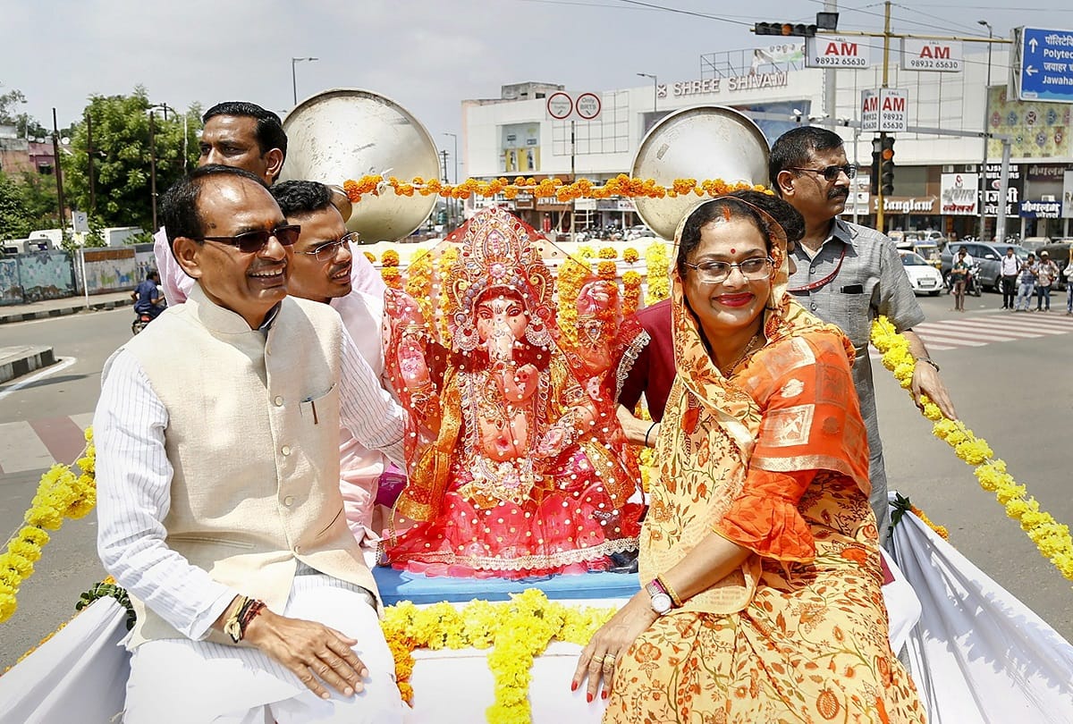 CM Shivraj Chauhan in worship of Lord Ganesh including wife and children