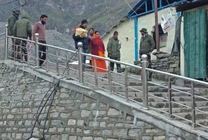 Bjp minister uma bharti angry on pilgrims for click her photo in kedarnath