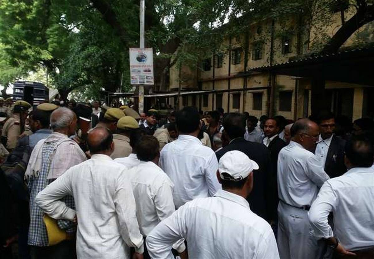 knife attack in between advocates at mirzapur court