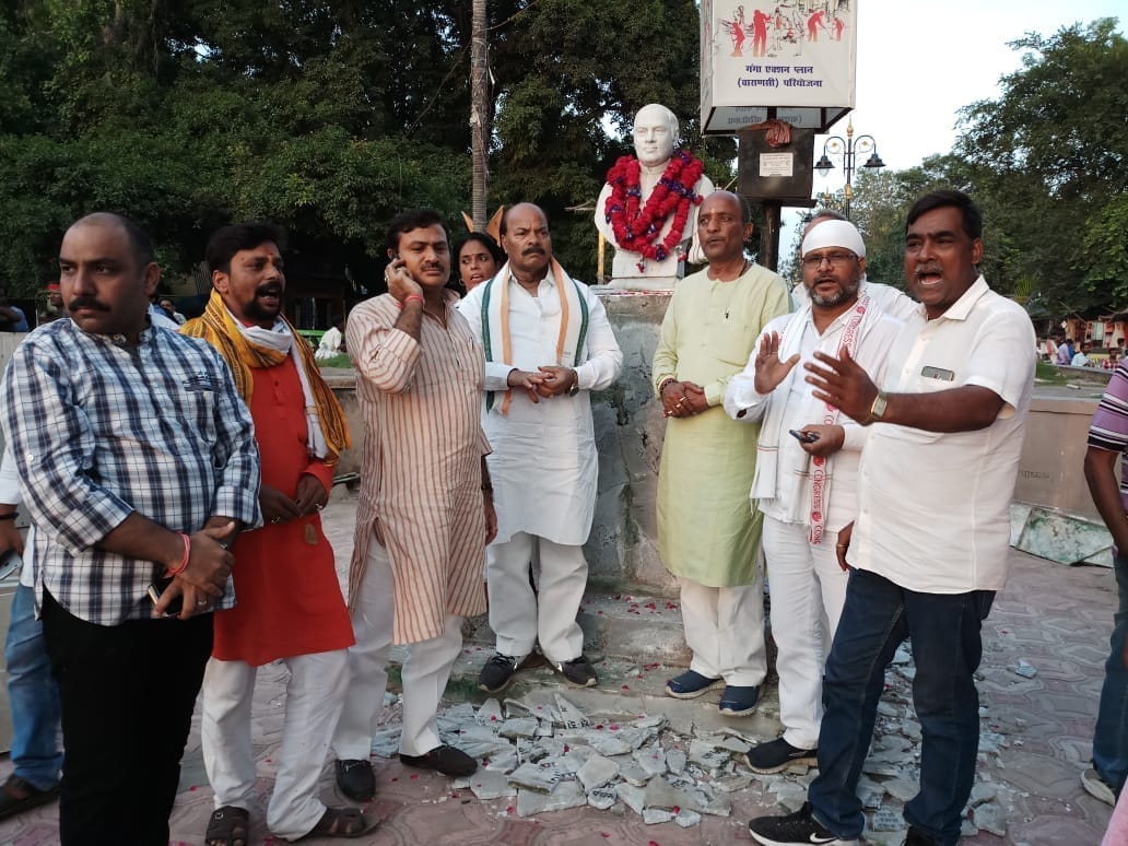 protest in varanasi after name plate broken of rajiv gandhi