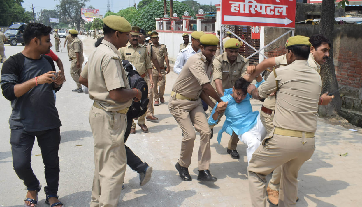 samajwadi party youth leader jumps in front of Cm yogi carcade