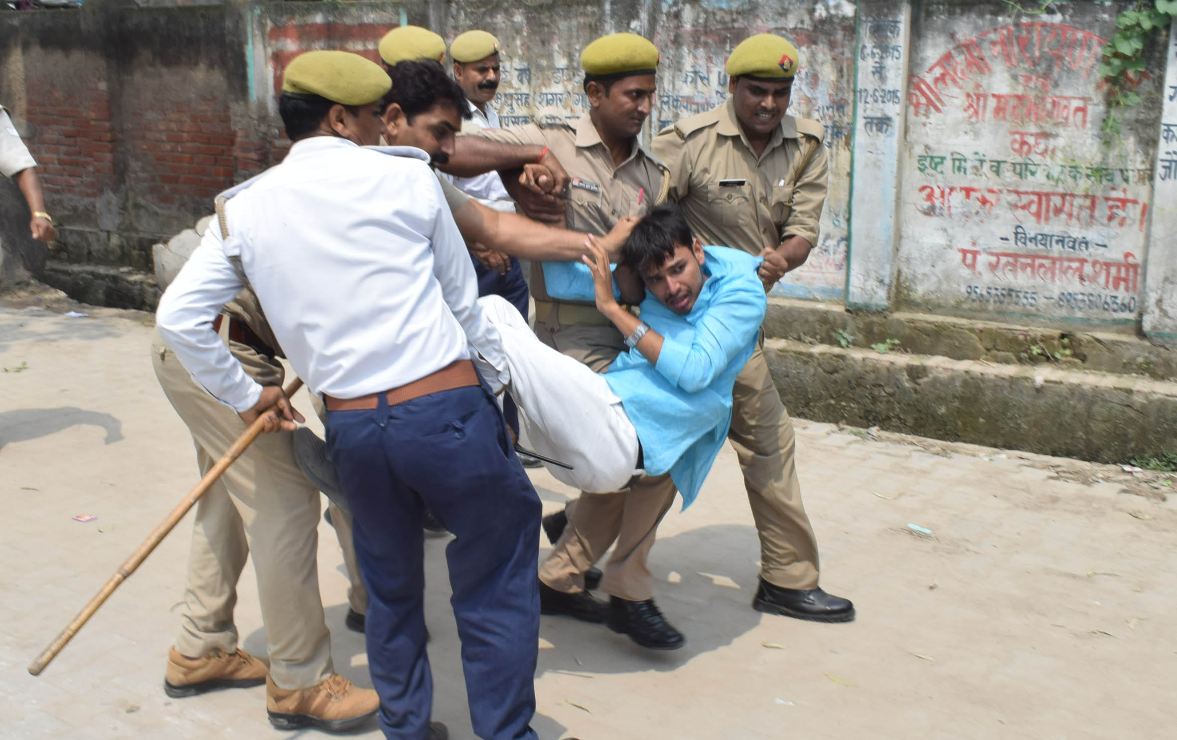 samajwadi party youth leader jumps in front of Cm yogi carcade