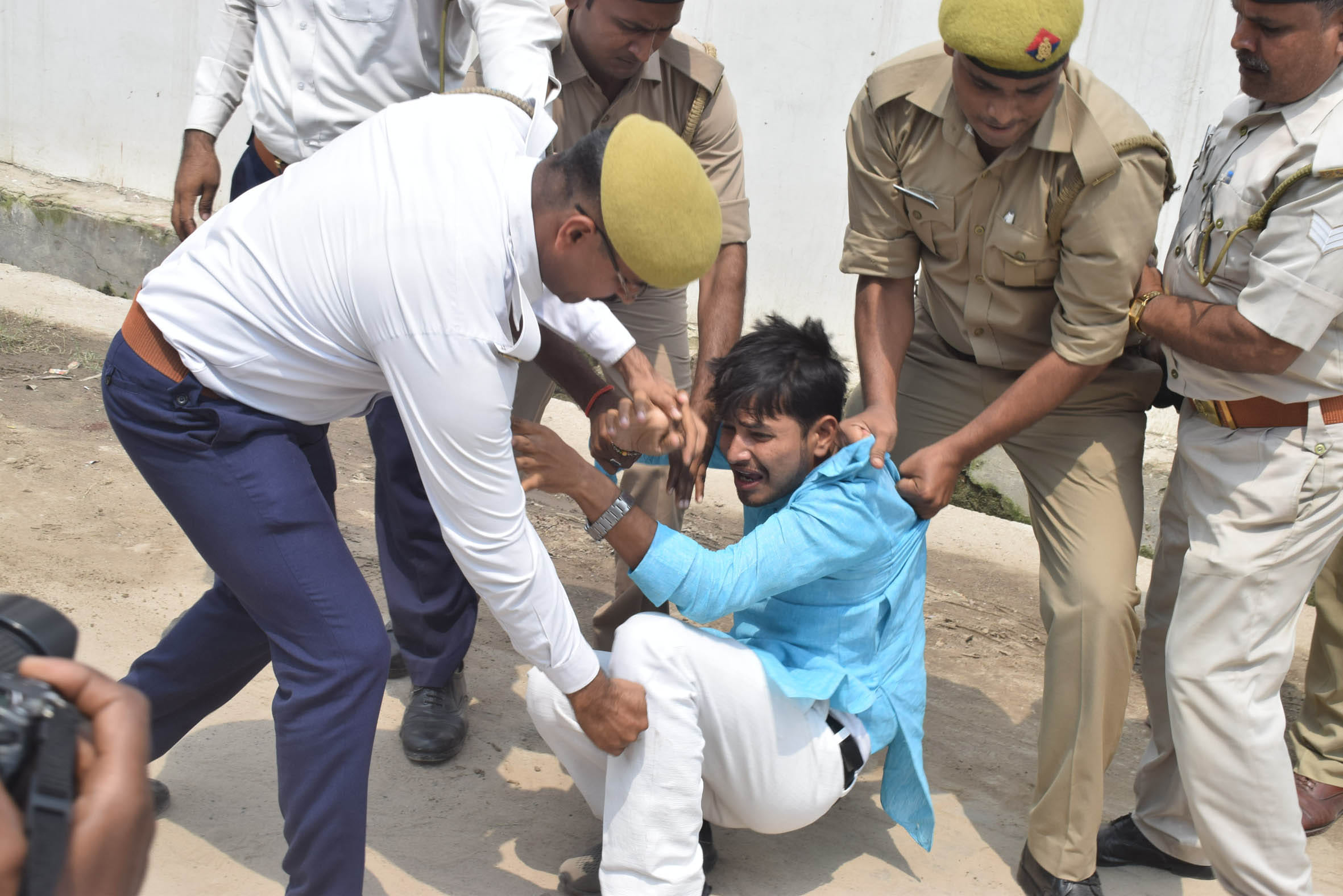 samajwadi party youth leader jumps in front of Cm yogi carcade