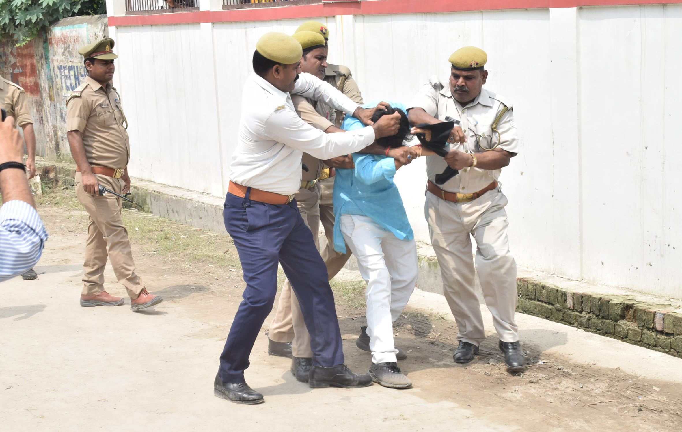samajwadi party youth leader jumps in front of Cm yogi carcade