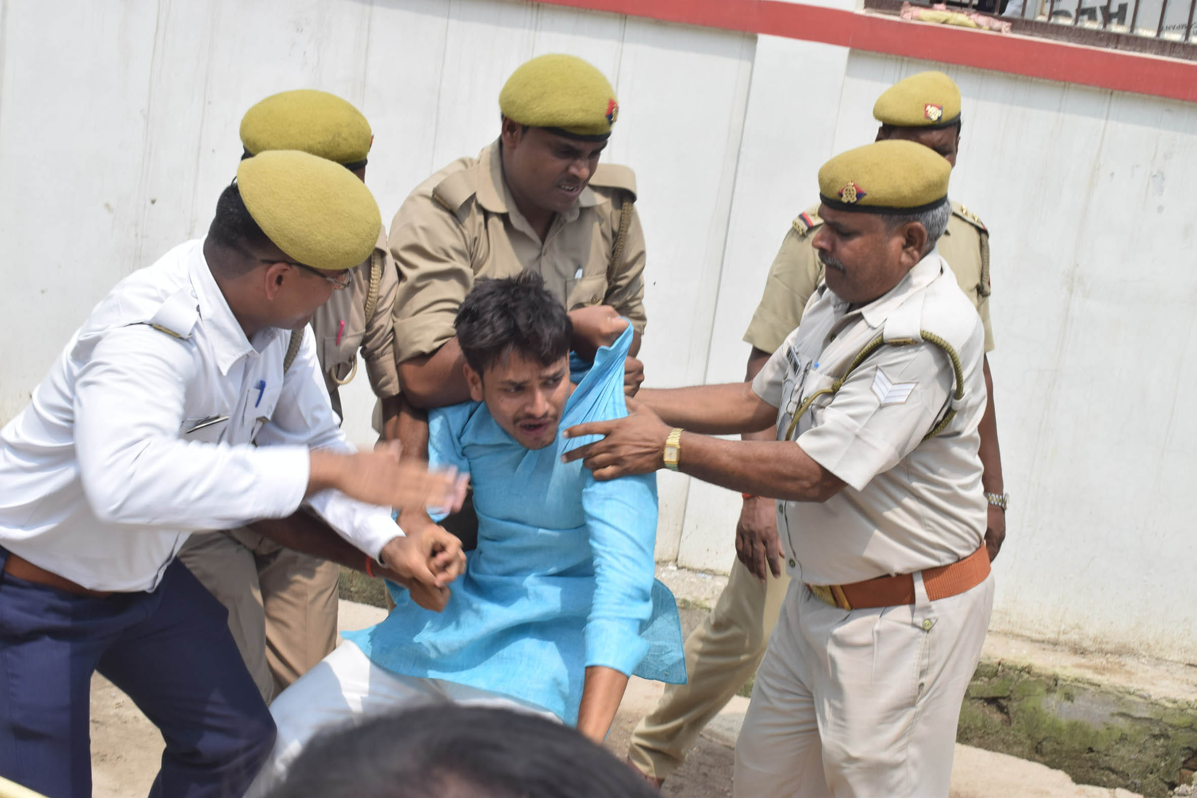 samajwadi party youth leader jumps in front of Cm yogi carcade