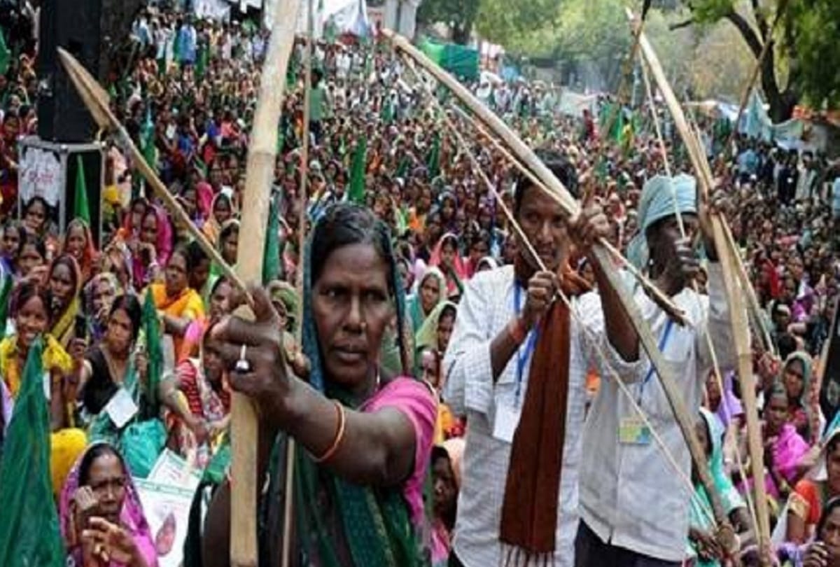 Raipur: When tribals came to meet CM by taking arrows in their hands