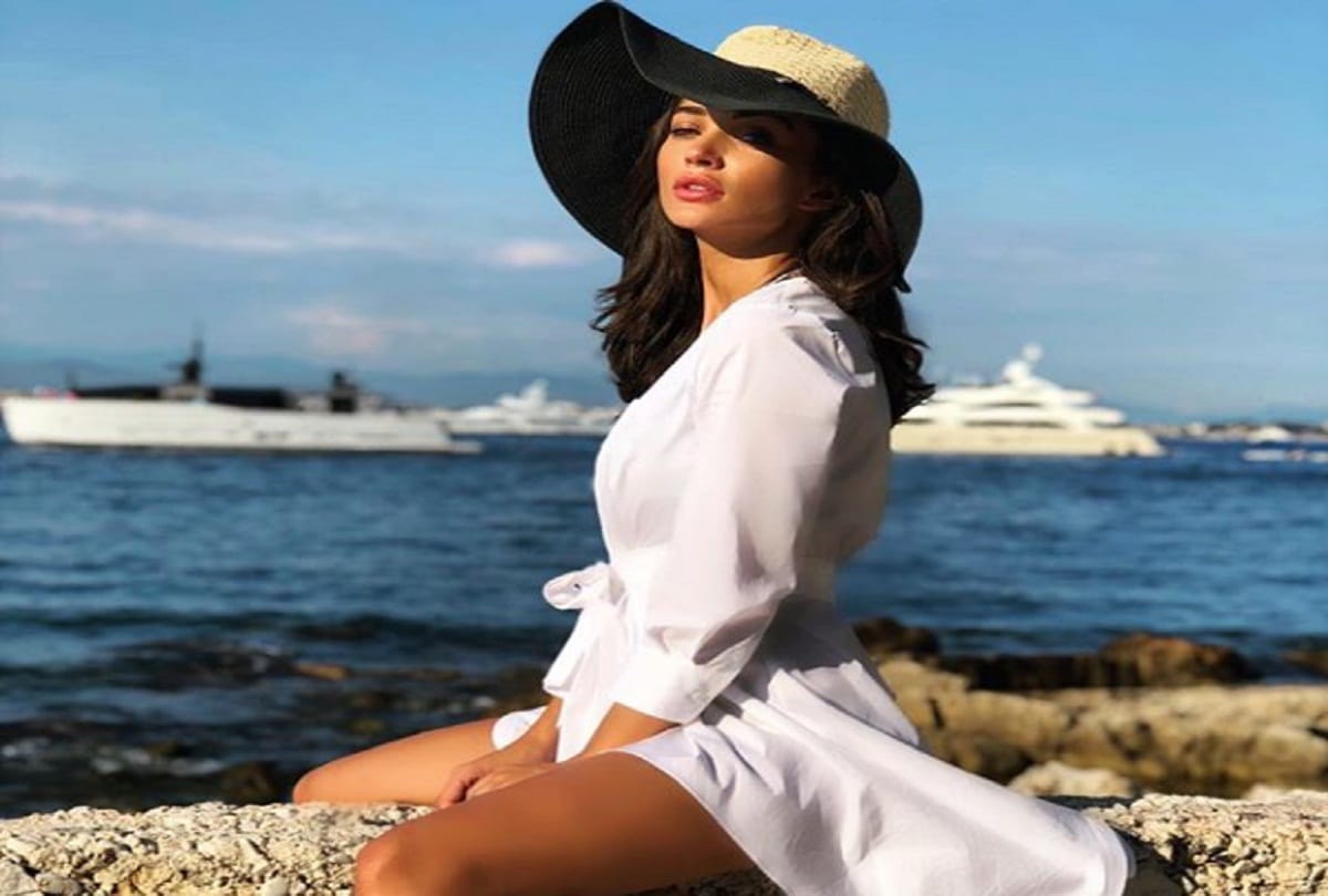 Pregnant Amy Jackson shared baby bump picture while doing workout in Gym