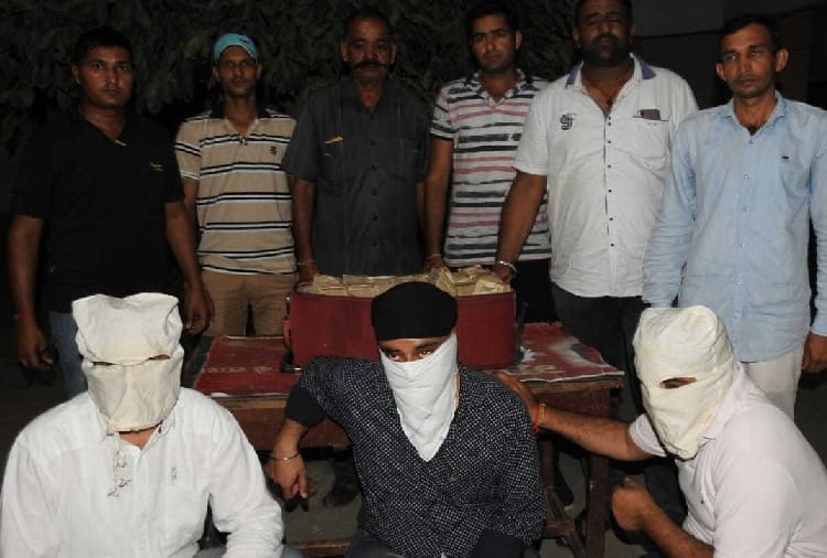 Five people arrested with old currency of 1.43 crore in Hisar