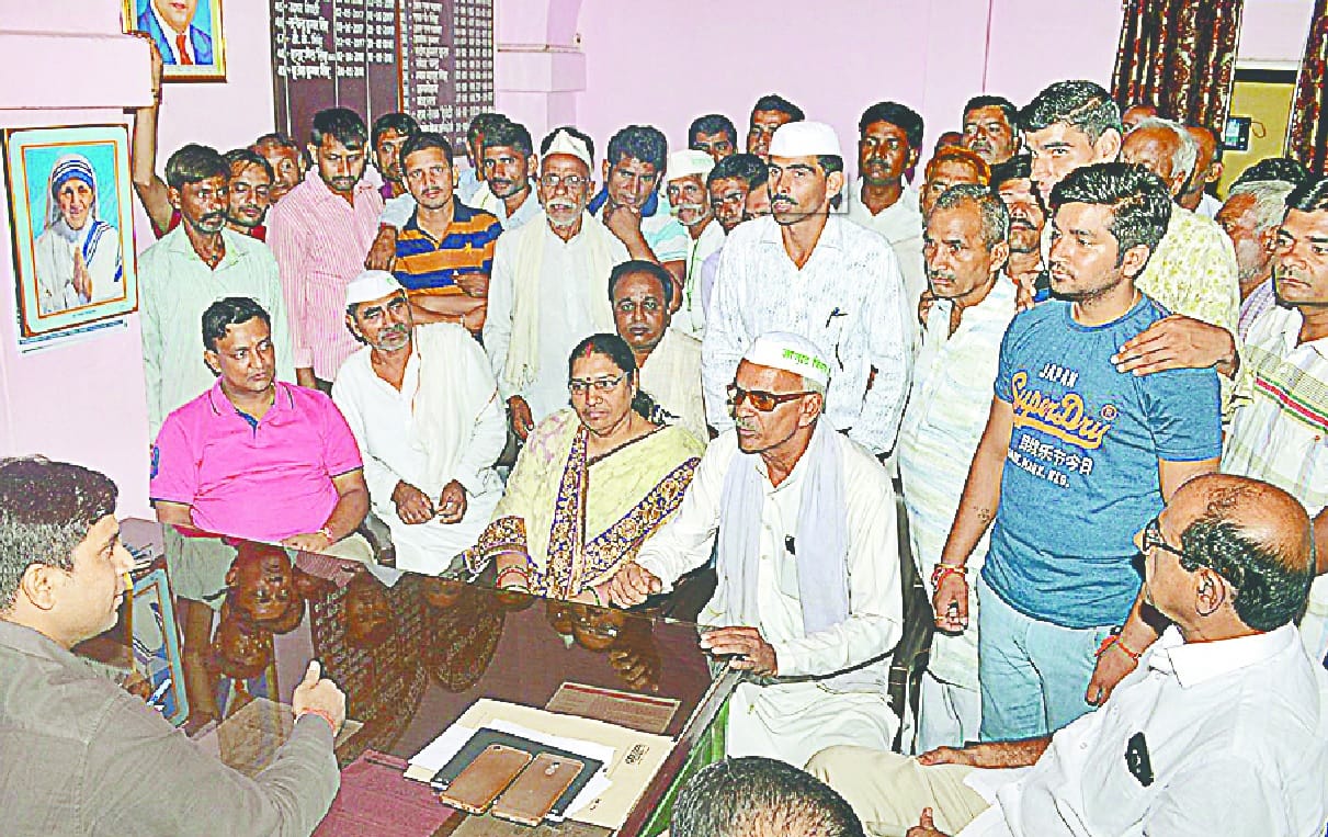Checks of Rs 12 lakhs given to the dependents of the deceased